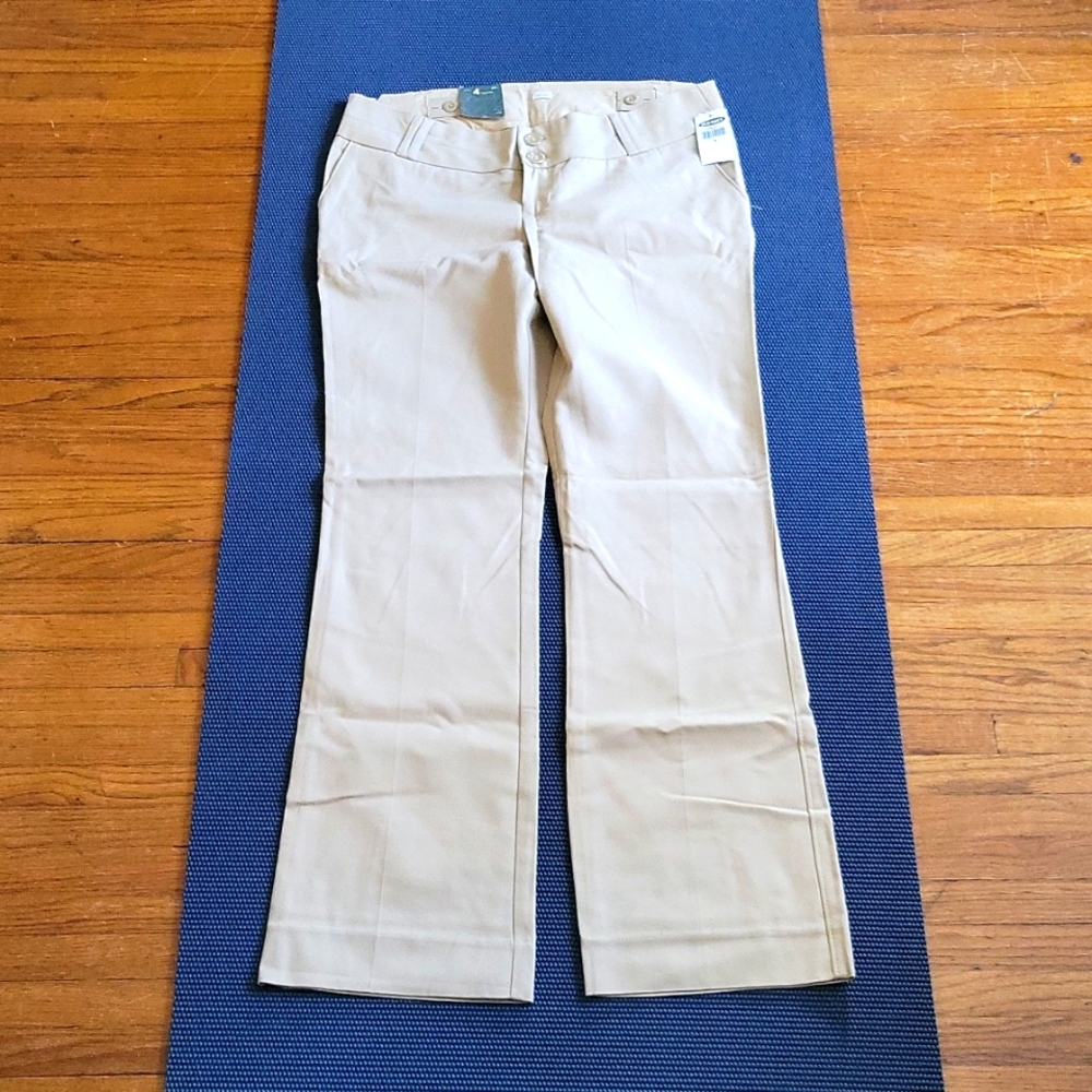 NWT Old Navy Maternity Real Waist Khaki Pants - Size 4